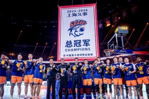 荣耀之夜！CBA揭幕战赛前 上海男篮获颁总冠军戒指💍+主场升旗
